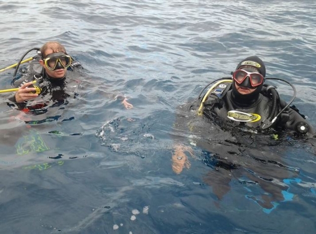 dois mergulhadores na superfície